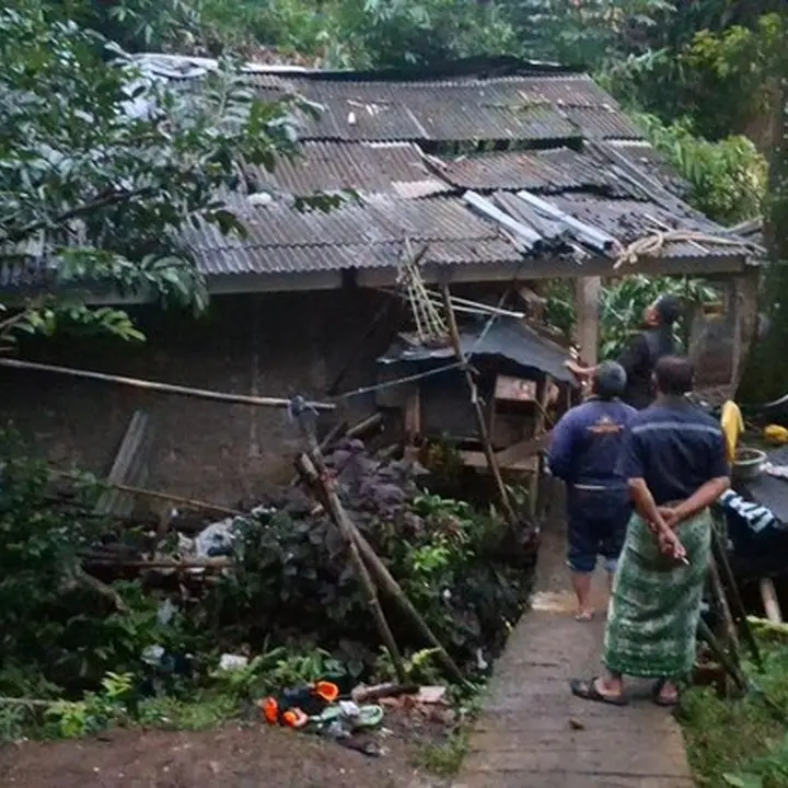 Tebing Longsor Timpa Rumah di Bogor, Dua Bocah 4 dan 5 Tahun Berhasil Dievakuasi Selamat