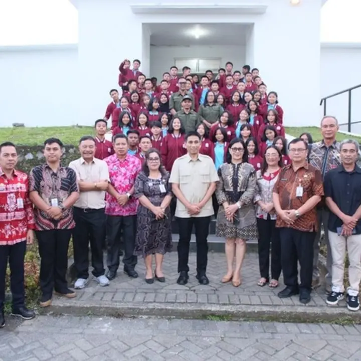 Wamendagri Ajak Siswa Sekolah Rakyat Minahasa Semangat Belajar Demi Masa Depan Bangsa