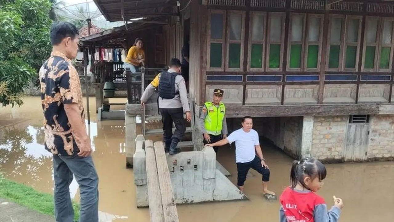 Rumah Warga Di Desa Gunung Meraksa, Kabupaten Oku, Dikepung Banjir. (antara/edo Purmana)