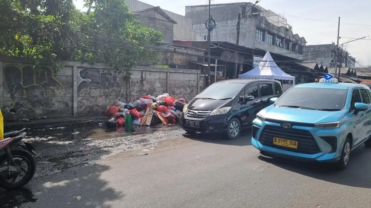 Foto: Tumpukan Sampah Di Dekat Pasar Cimanggis Tangsel Telah Diangkut Tapi Muncul Tumpukan Lain (taufiq/detikcom)
