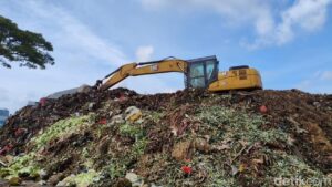 Gunungan Sampah di Pasar Kramat Jati Menggunung Akibat Truk Pengangkut Berkurang