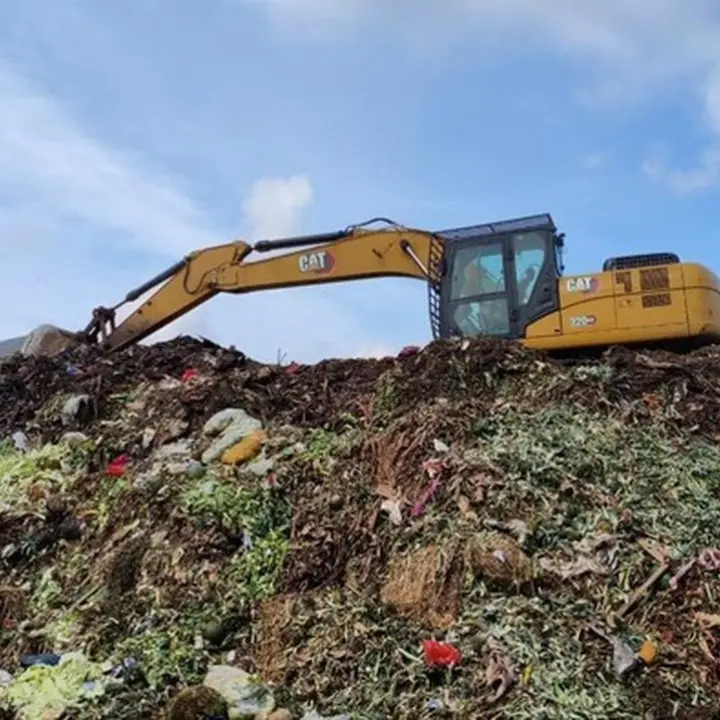 Gunungan Sampah di Pasar Kramat Jati Menggunung Akibat Truk Pengangkut Berkurang