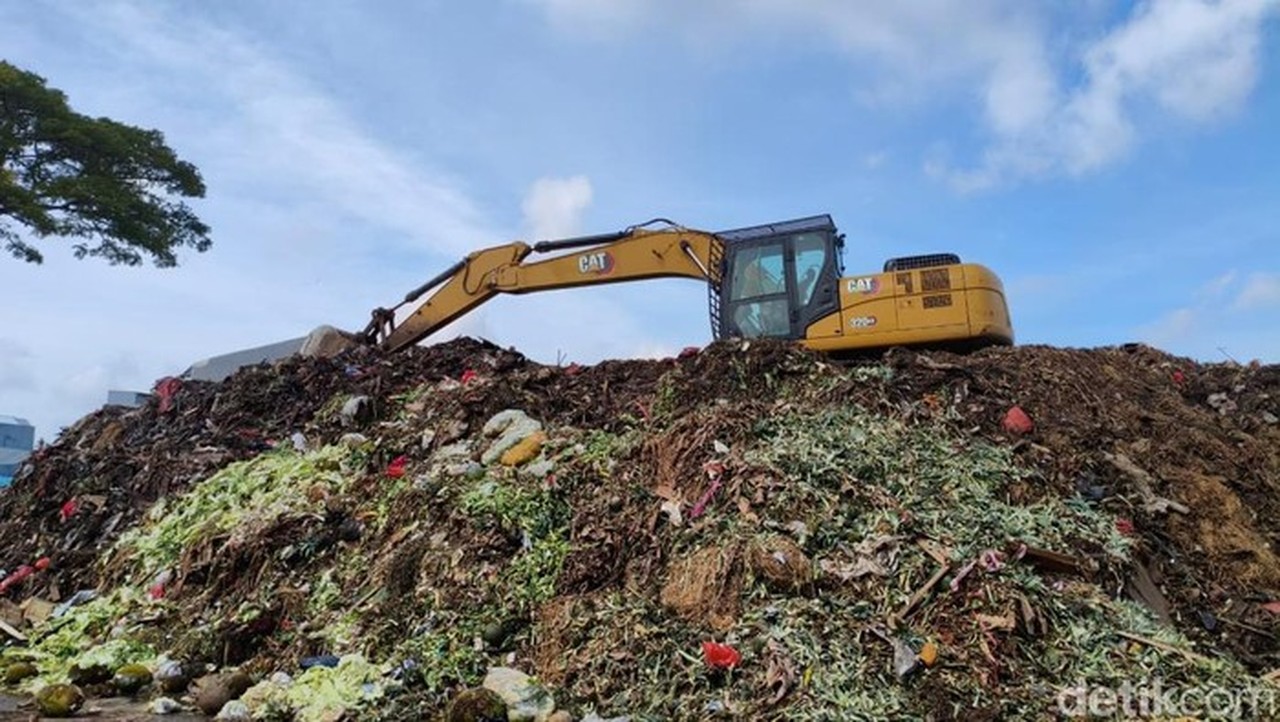 Gunungan Sampah di Pasar Kramat Jati Menggunung Akibat Truk Pengangkut Berkurang Gunungan Sampah di Pasar Kramat Jati Menggunung Akibat Truk Pengangkut Berkurang