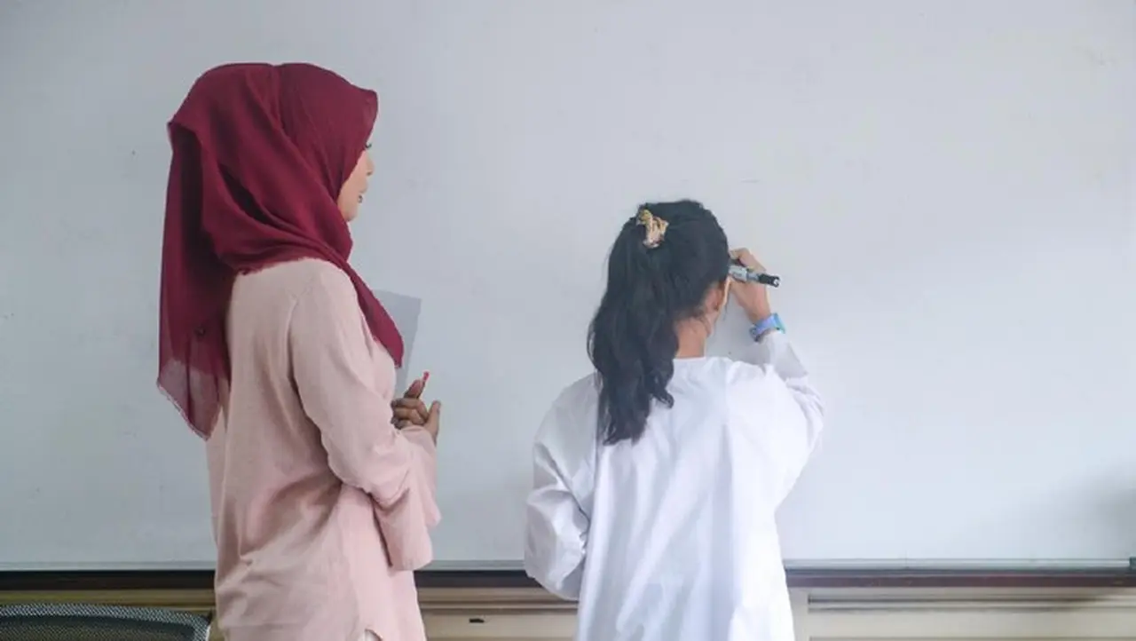 Ilustrasi Guru (foto: Getty Images/zuraisham Salleh)