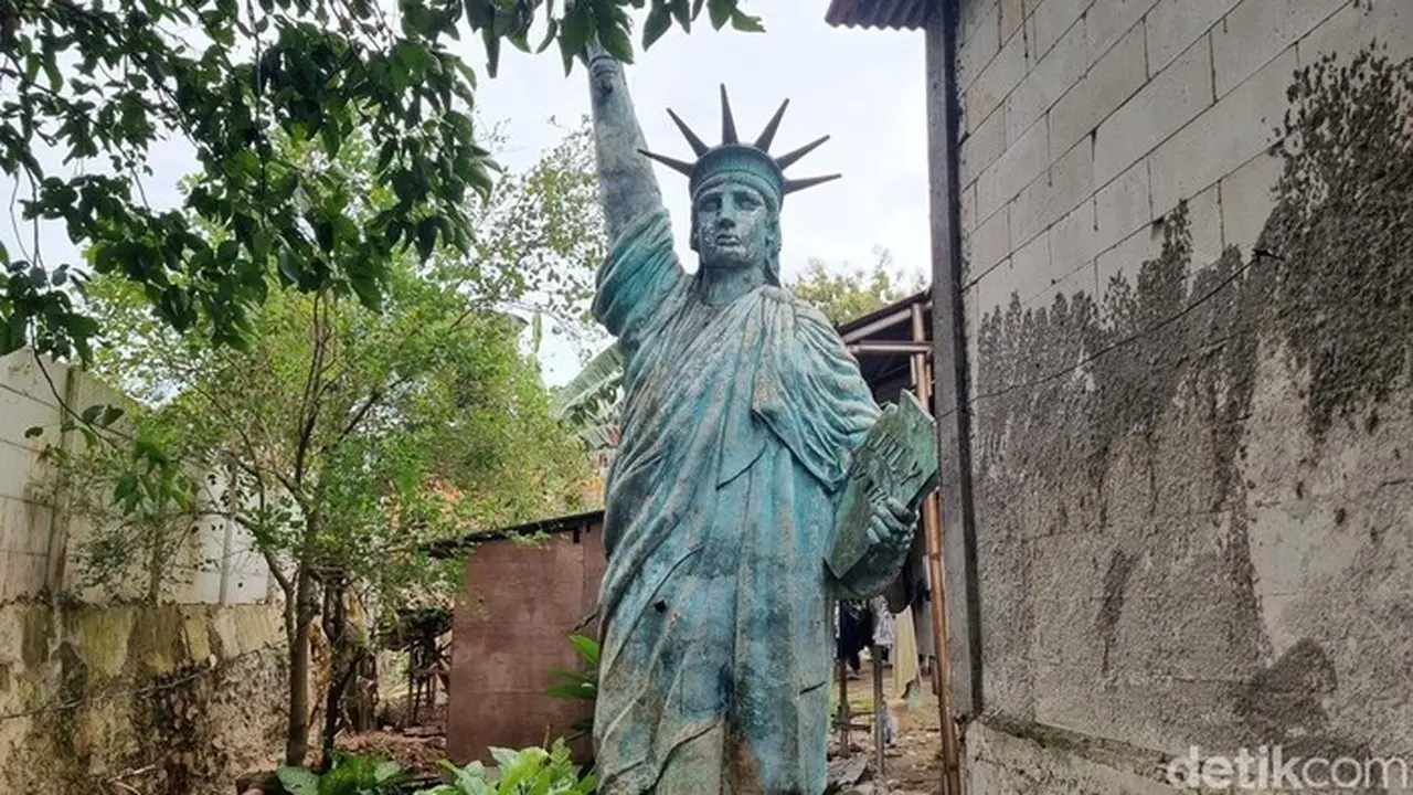 Foto: Patung Liberty Di Kawasan Pondok Cabe, Tangerang Selatan, Banten, Viral Di Media Sosial (taufiq/detikcom).