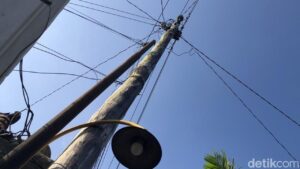 Misteri Tiang Listrik Dipukul Tengah Malam: Tanda Jam hingga Bangunkan Pedagang