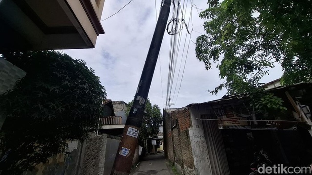 Tradisi Unik Pukulan Tiang Listrik di Cengkareng: Penanda Keamanan Malam Hari Warga