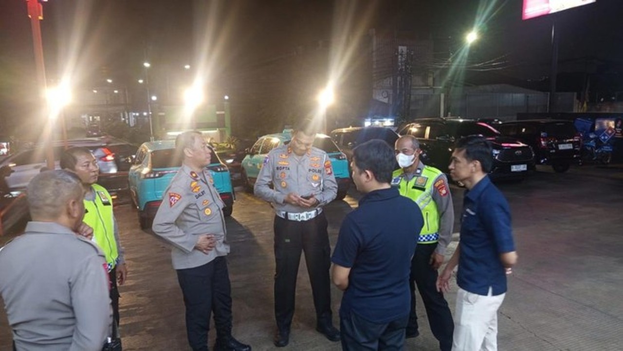 Apes Beruntun, Taksi Listrik di Tangerang Tabrak Restoran Usai Dihantam Mobil Misterius