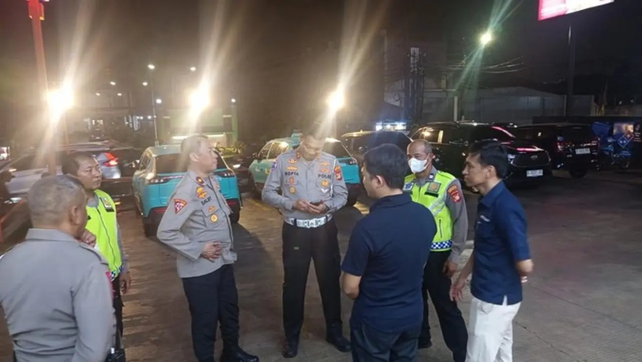 Foto: Polisi Olah Tempat Kejadian Perkara (tkp) Taksi Listrik Tabrak Restoran Di Kota Tangerang. (dok. Istimewa)