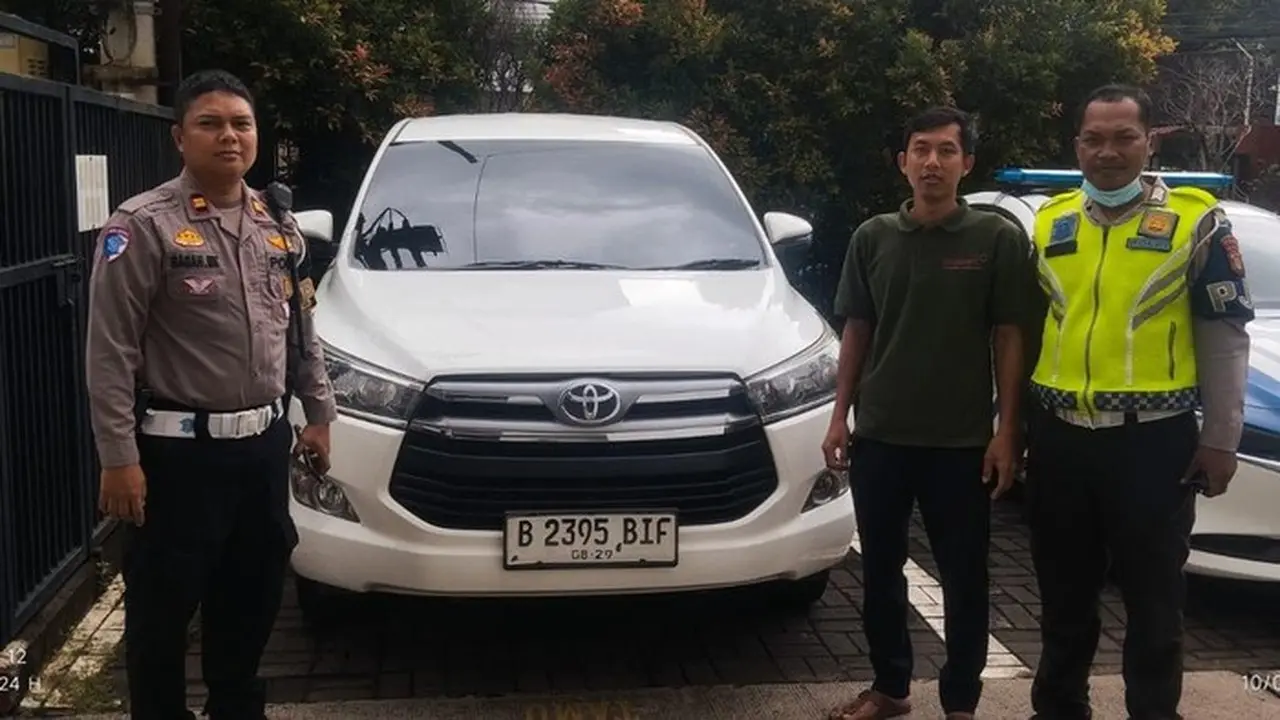 Polda Metro Jaya Menindak Mobil Innova Yang Melawan Arah Di Tol Dalam Kota. (foto: Dok. Istimewa)