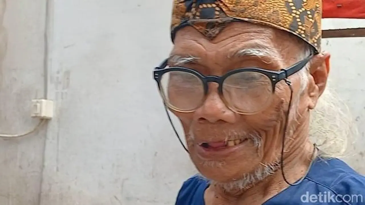 Diding Boneng Masih Aktif Di Teater Dan Mengajar Mahasiswa Di Usia Senja. Foto: Febryantino/detikcom