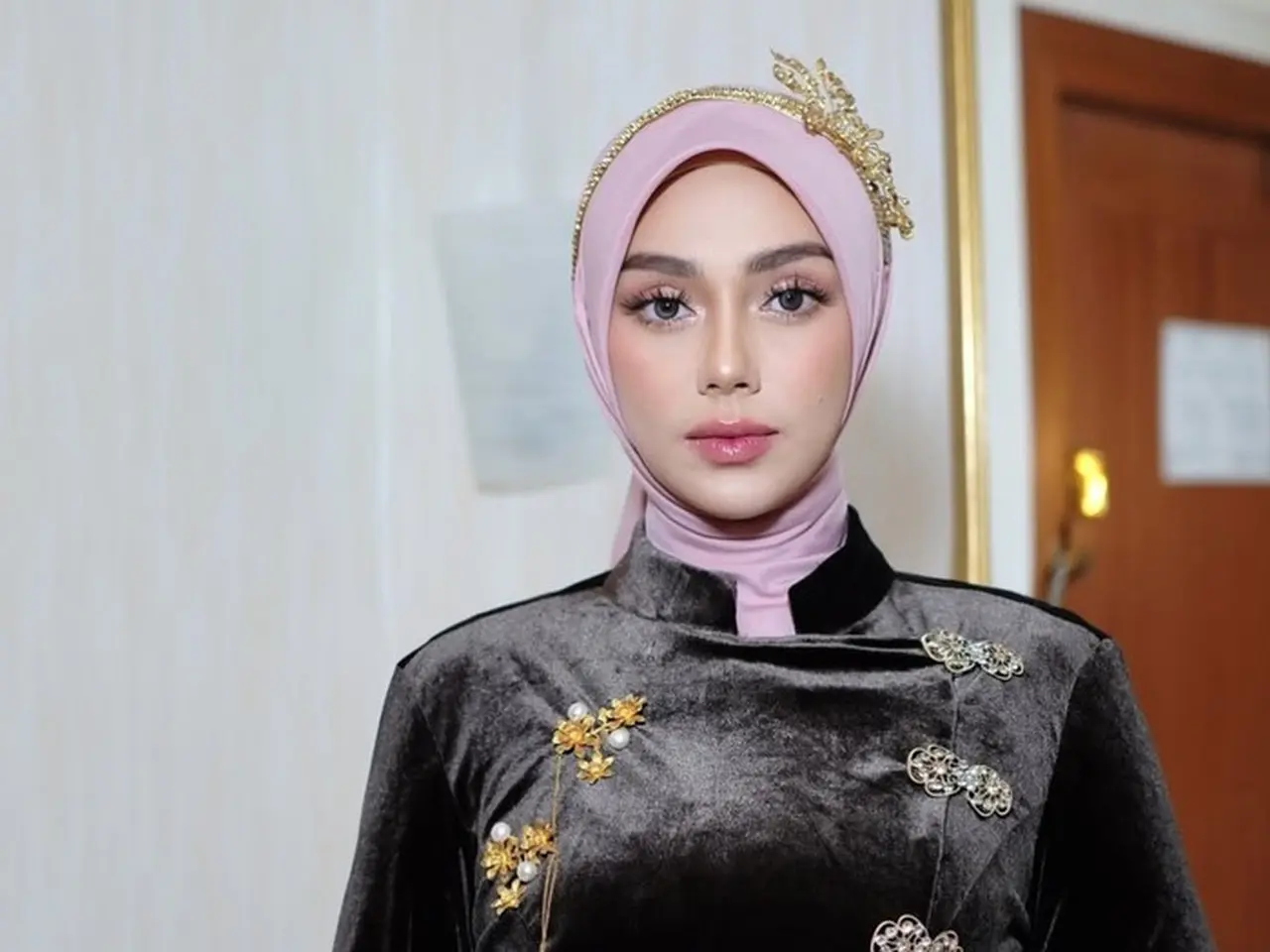 Pulang Umrah, Celine Evangelista Minta Doa Yang Baik Baik. (foto: Instagram/@celine Evangelista)