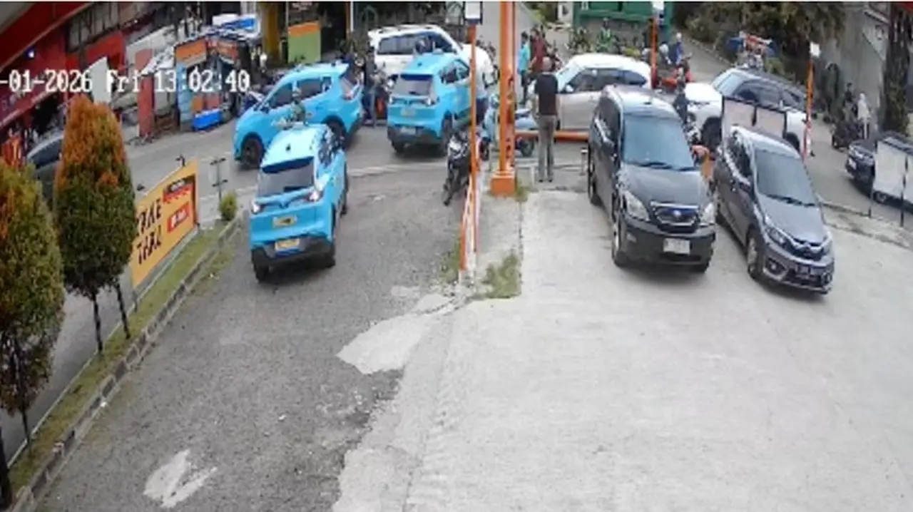 Foto: Rekaman Cctv Saat Taksi Listrik Meluncur Tanpa Sopir Dan Menubruk Restoran Di Kota Tangerang. (dok. Istimewa)