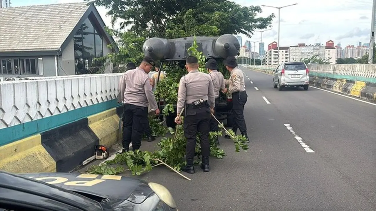 Foto: Personel Polda Metro Singkirkan Daun Menjuntai (dok Istimewa)
