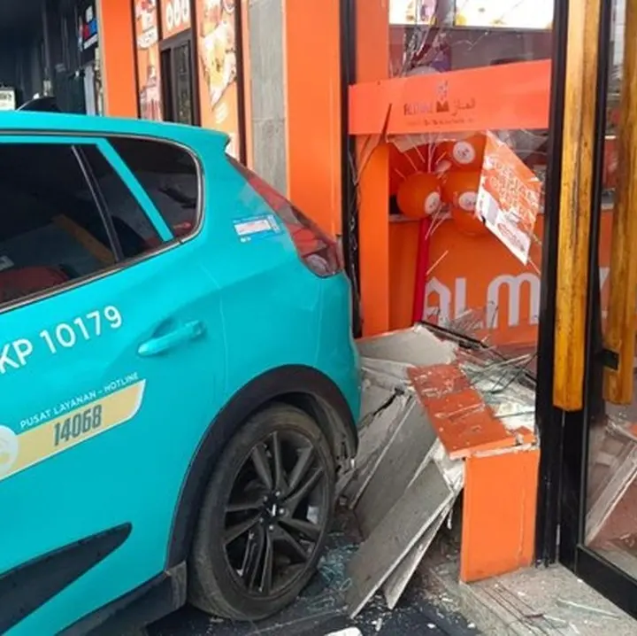 Taksi Listrik Tanpa Sopir Tabrak Restoran di Tangerang, Kerugian Capai Rp 4 Juta