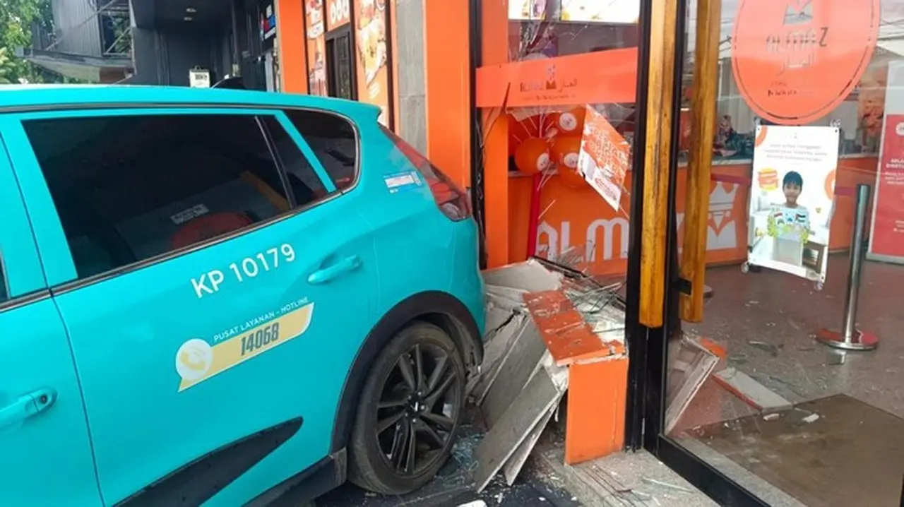 Taksi Listrik Tanpa Sopir Menabrak Restoran Di Tangerang Hingga Porak Poranda. (dok. Istimewa)