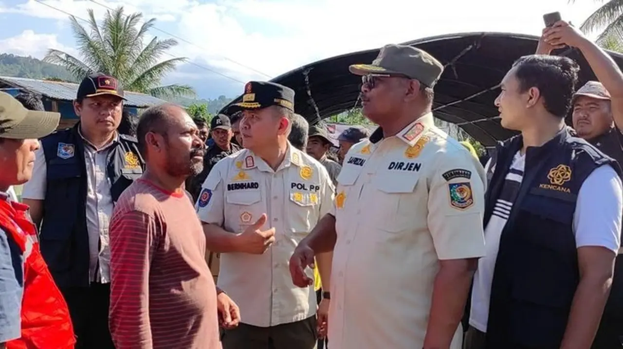 Foto: Direktur Jenderal Bina Administrasi Kewilayahan Kemendagri Safrizal Zakaria Ali Di Posko Bencana Aceh. (dok. Ist)