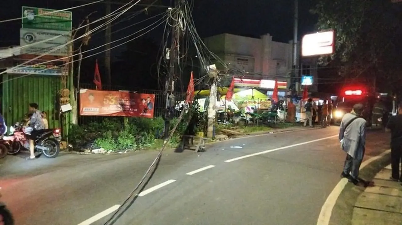Foto: Kabel Listrik Di Jalan Menjangan Raya, Pondok Ranji, Menjuntai Usai Tersangkut Truk. (dok. Istimewa)
