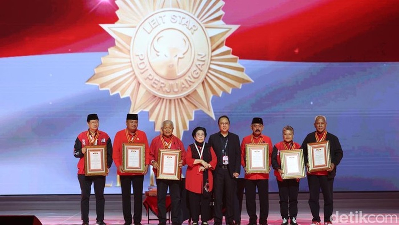 PDIP Beri Penghargaan ‘Leit Star’ kepada Enam Tokoh Senior di Rakernas HUT ke-53 PDIP Beri Penghargaan ‘Leit Star’ kepada Enam Tokoh Senior di Rakernas HUT ke-53