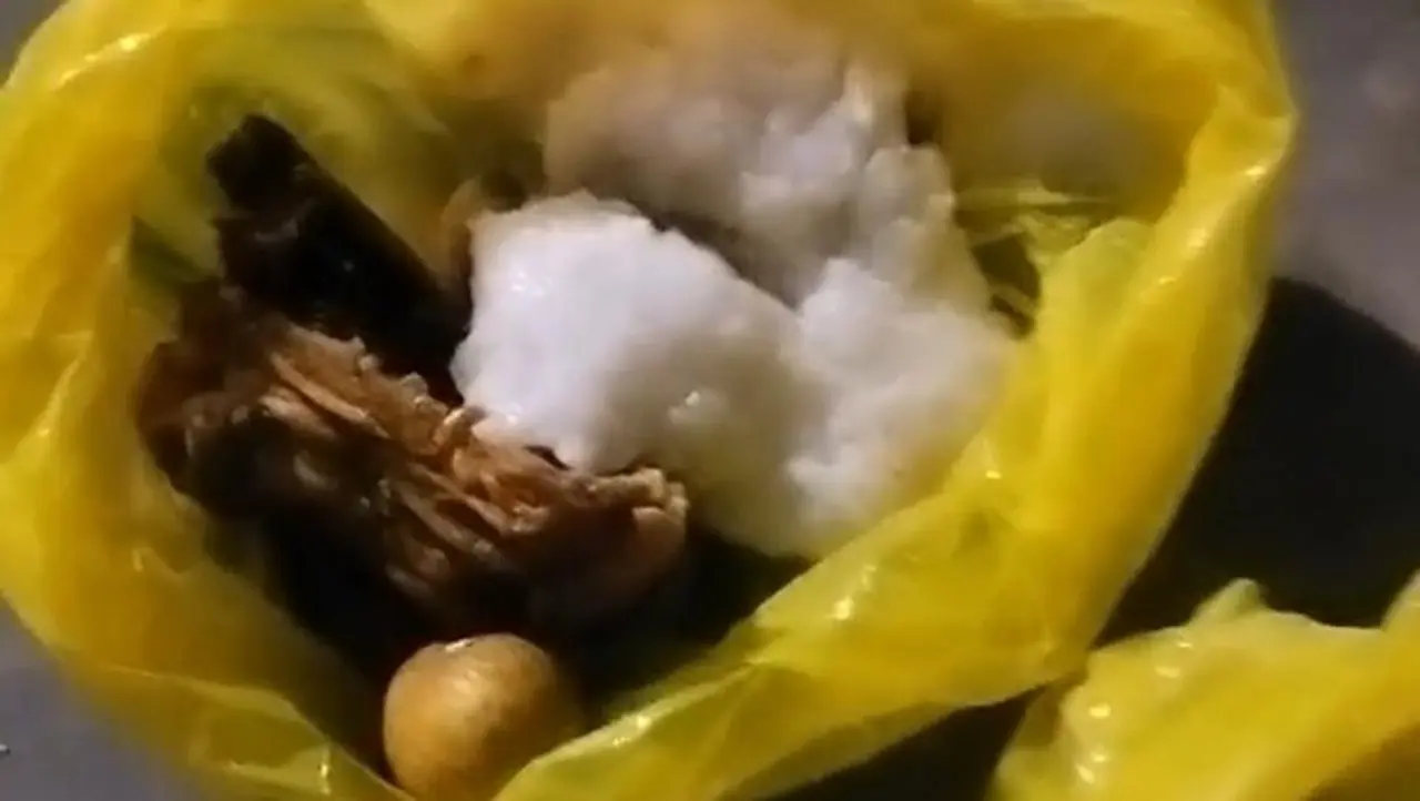 Mbg Dimasukkan Ke Dalam Kantong Plastik Di Pandeglang. (foto: Tangkapan Layar Video Viral)