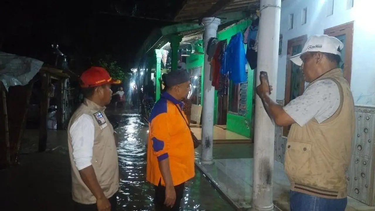 Kepala Pelaksana Bpbd Probolinggo Oemar Sjarief Meninjau Rumah Warga Yang Terdampak Banjir Di Kecamatan Sumherasih, Sabtu (10/1/2026) Malam. (foto: Antara/ho Bpbd Probolinggo.)