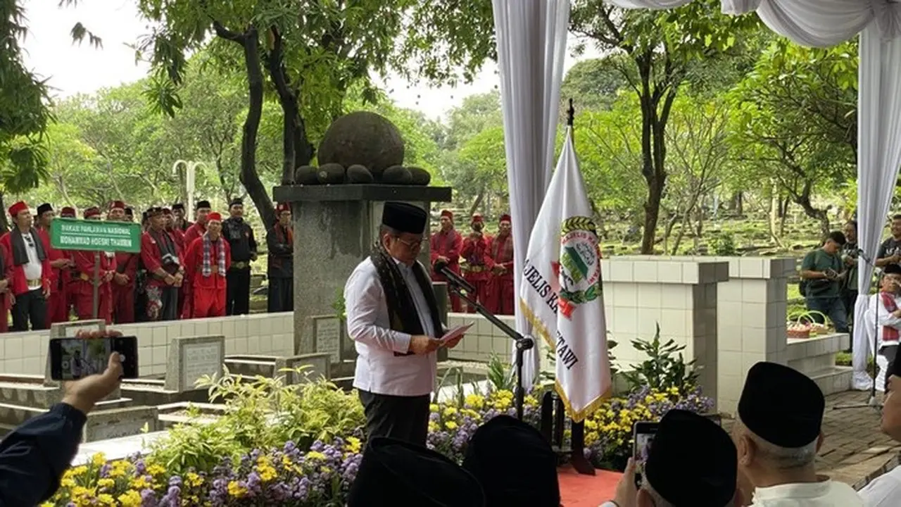 Pramono Anung Saat Ziarah Makam Pahlawan Mohammad Husni Thamrin Di Tpu Karet Bivak. (foto: Devi Puspitasari/detikcom)