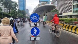 Rambu Pemisah Pesepeda-Pejalan Kaki di CFD HI Dipasang, Warga Minta Diperbanyak