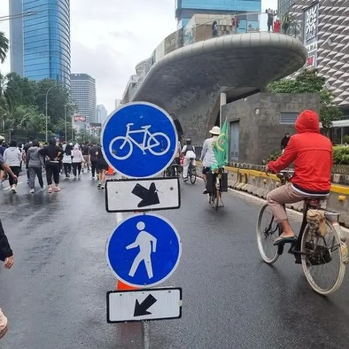Rambu Pemisah Pesepeda-Pejalan Kaki di CFD HI Dipasang, Warga Minta Diperbanyak