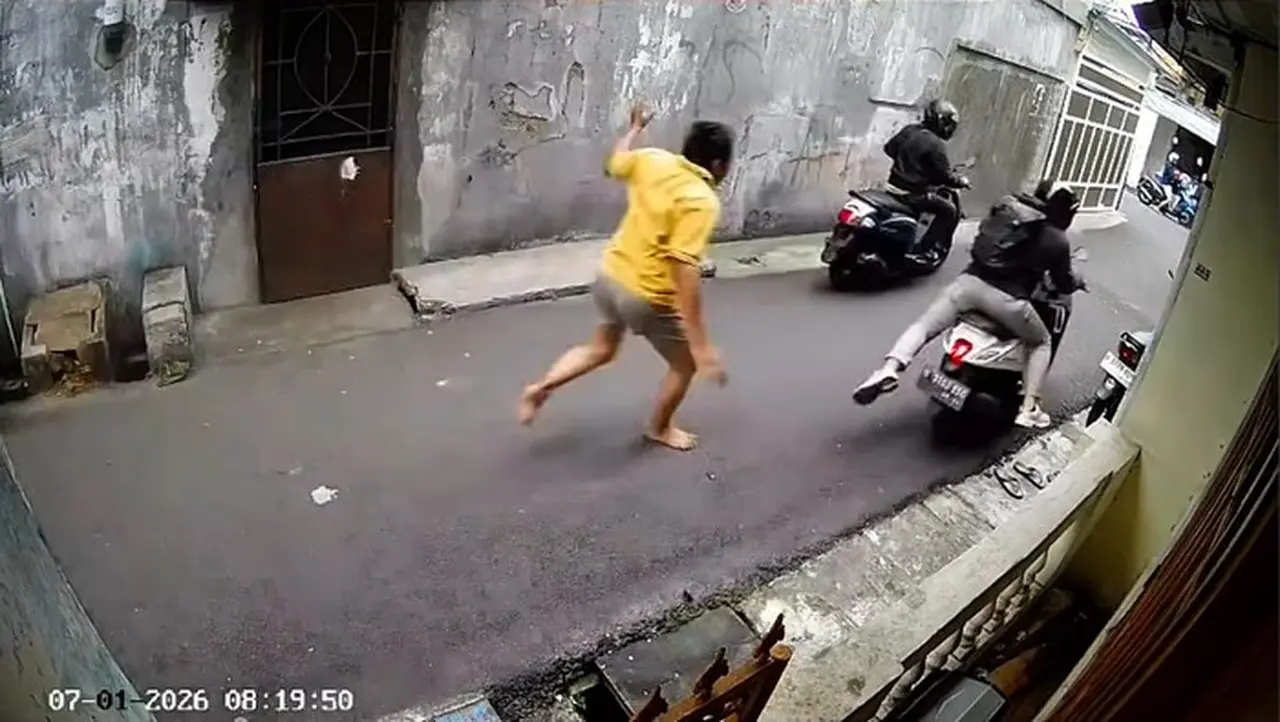 Foto: Momen Pelaku Curanmor Dar Der Dor Mengumbar Tembakan Menimbulkan Suasana Horor Di Tkp Curanmor Di Jalan Andong 2, Kota Bambu Selatan, Palmerah, Jakbar. (dok Istimewa)