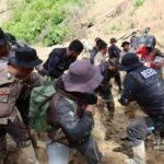 Akses Sulit, Polres Aceh Tengah Tempuh Medan Terjal Salurkan Bantuan ke Warga Terdampak Bencana