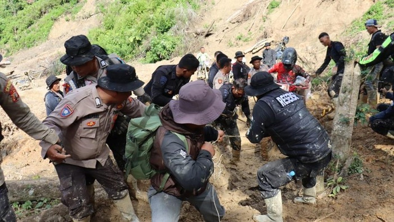 Akses Sulit, Polres Aceh Tengah Tempuh Medan Terjal Salurkan Bantuan ke Warga Terdampak Bencana