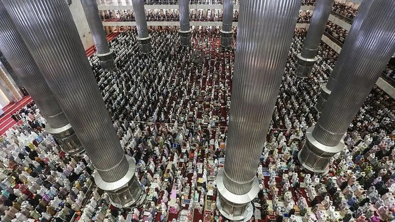 Pelaksanaan Salat Di Masjid Istiqlal. (foto: Anadolu Via Getty Images/anadolu)