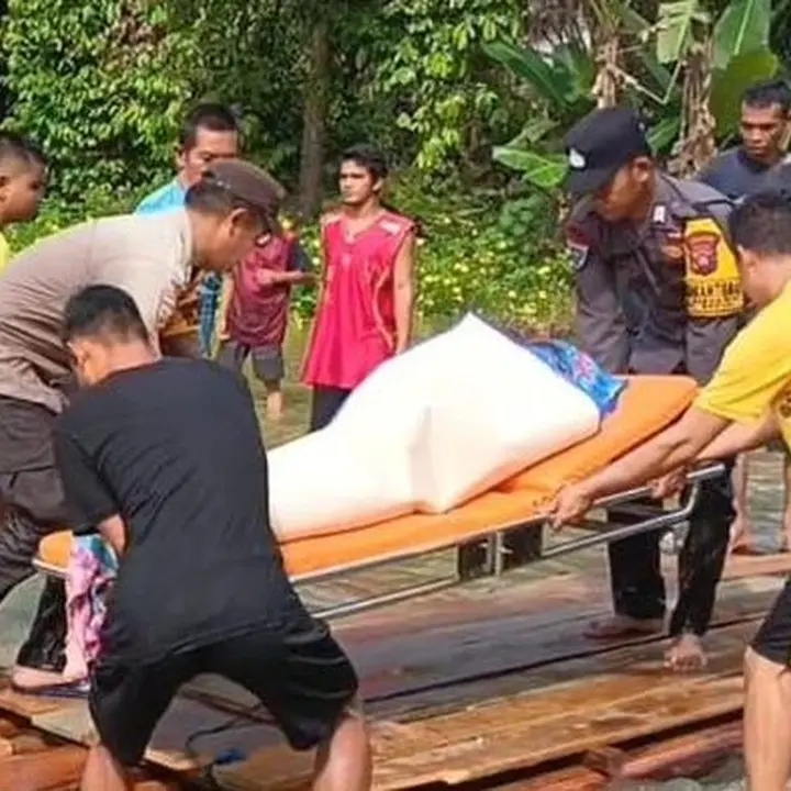 Kapolsek Beduai Turun Tangan Angkut Jenazah Warga yang Terjebak Banjir di Kalbar