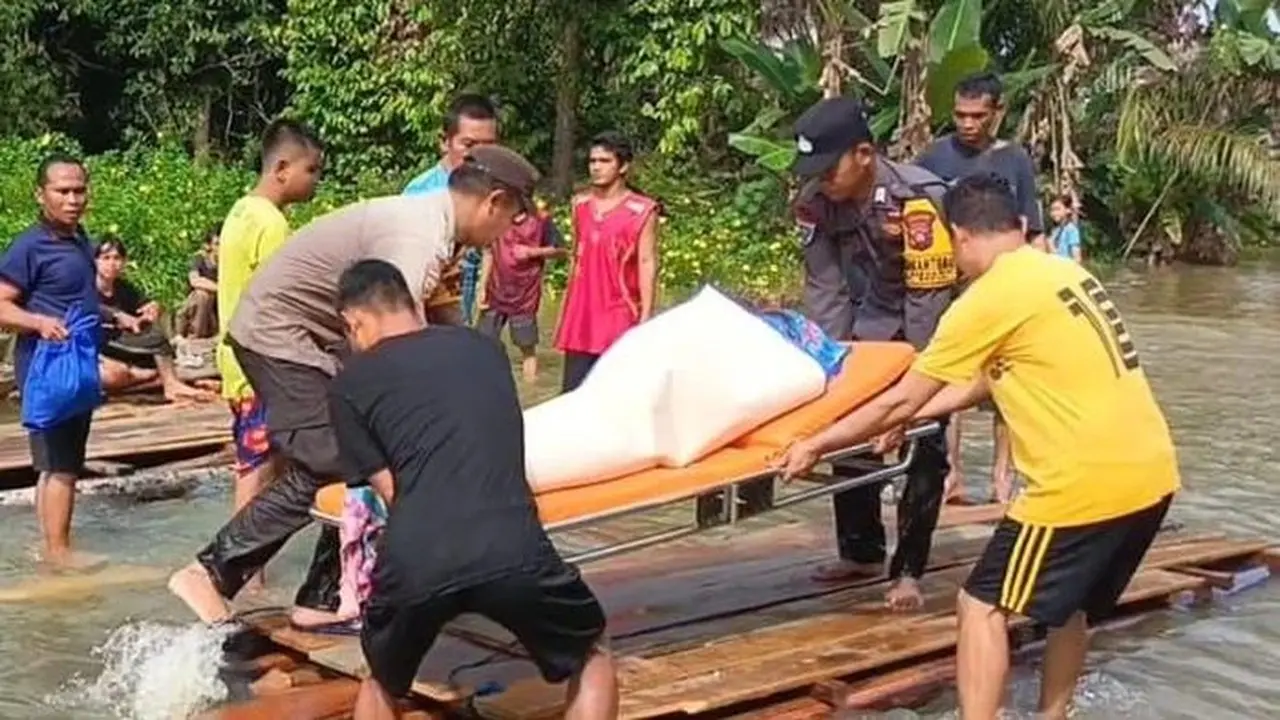 Jenazah Korban Banjir Digotong Lewati Banjir Setinggi 1,5 Meter Di Sanggau, Kalbar. (foto: Dok. Polsek Beduai)