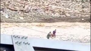 Aksi Heroik Prajurit TNI Selamatkan Warga Aceh Tengah yang Terseret Arus Banjir