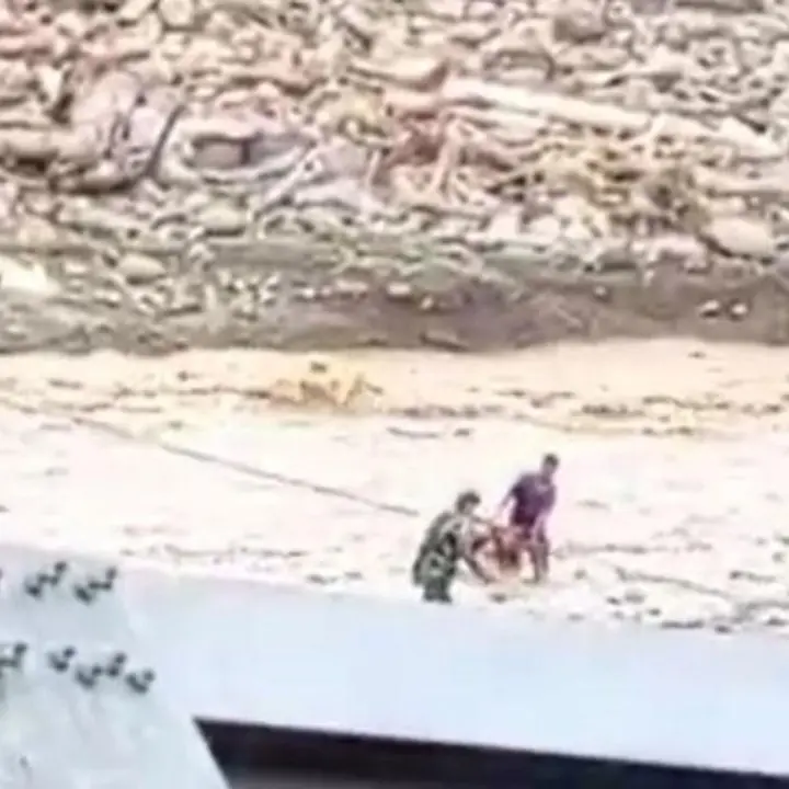 Aksi Heroik Prajurit TNI Selamatkan Warga Aceh Tengah yang Terseret Arus Banjir