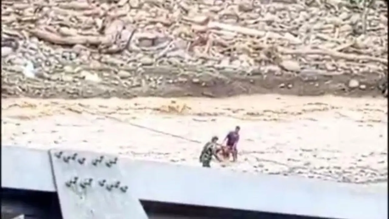 Foto: Tangkapan Layar Video Viral Personel Tni Selamatkan Warga Aceh Tengah Yang Jatuh Dari Sling. (istimewa)