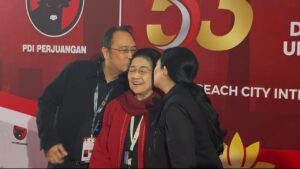 Momen Hangat Puan dan Prananda Cium Pipi Megawati di Tengah Rakernas PDIP