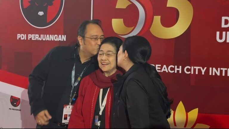 Momen Hangat Puan dan Prananda Cium Pipi Megawati di Tengah Rakernas PDIP
