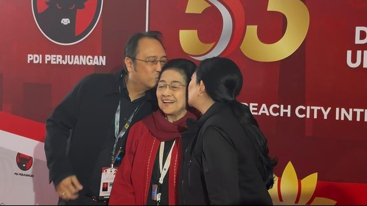 Momen Hangat Puan dan Prananda Cium Pipi Megawati di Tengah Rakernas PDIP Momen Hangat Puan dan Prananda Cium Pipi Megawati di Tengah Rakernas PDIP