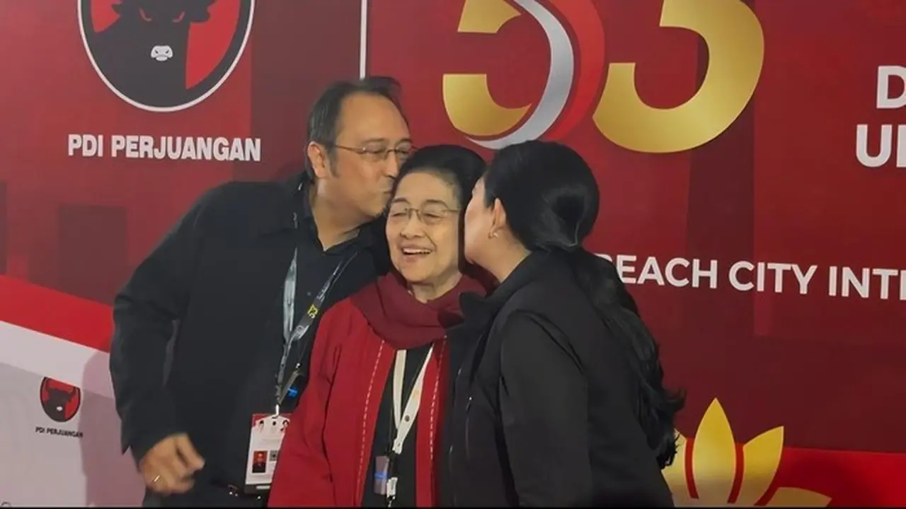 Foto: Peringatan Hut Ke 53 Pdip Di Ancol Diwarnai Momen Hangat Megawati Dicium Puan Maharani Dan Prananda Prabowo. (adrial/detikcom)