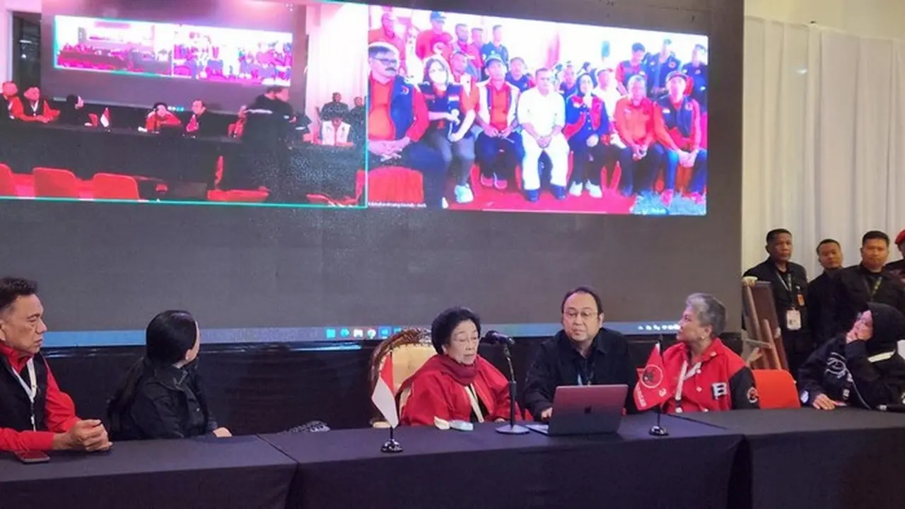 Foto: Ketum Pdip Megawati Soekarnoputri Mengarahkan Pengiriman Bantuan Untuk Korban Banjir Di Sumatera. (adrial/detikcom)