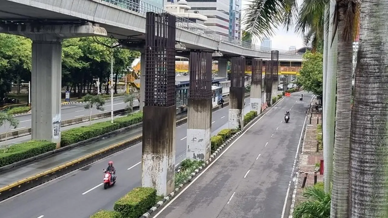 Foto: Warga Menyambut Rencana Pembongkaran 98 Tiang Monorel Di Jalan Hr Rasuna Said. (taufiq/detikcom)