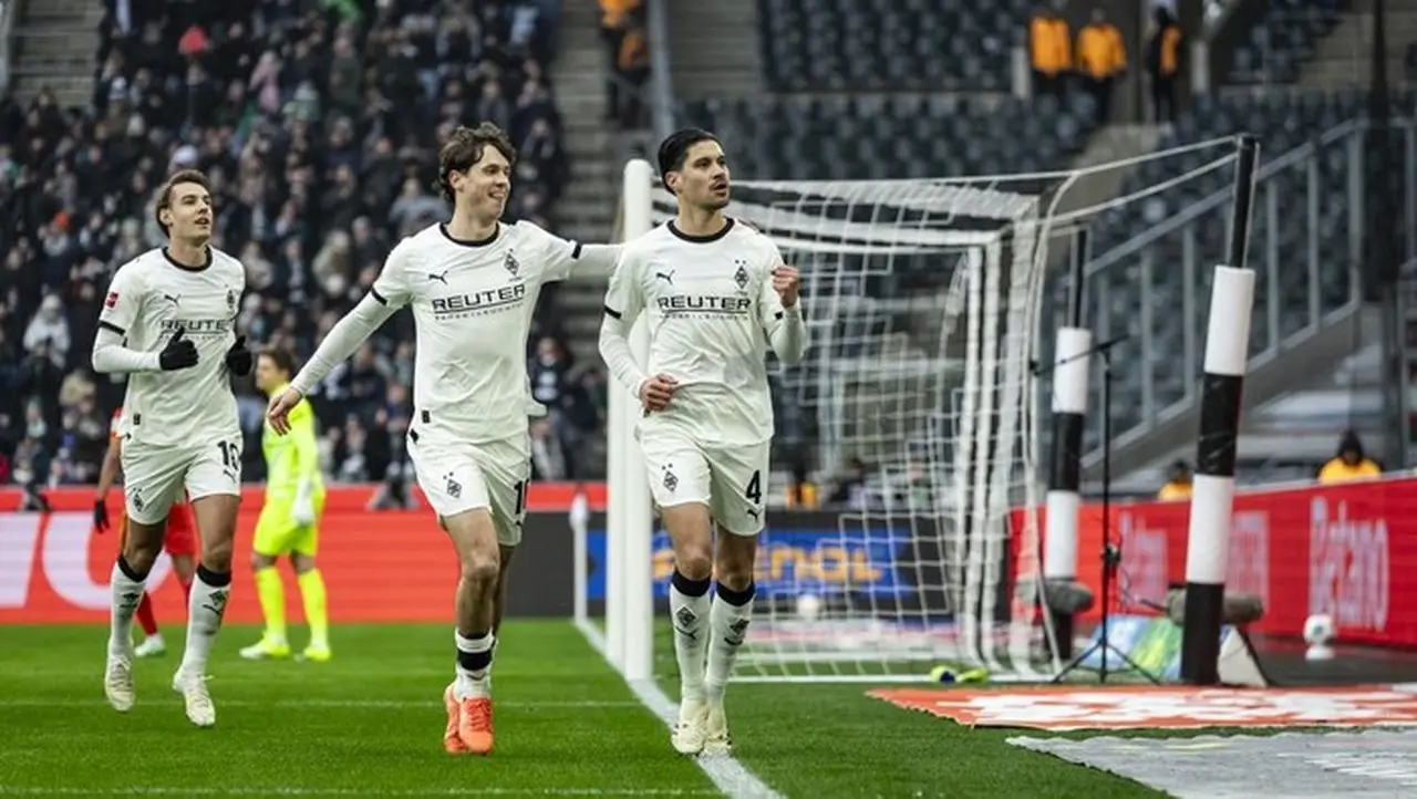 Kevin Diks Bikin Gol Ke Gawang Augsburg, Membantu Borussia Moenchengladbach Menang 4 0. (foto: Christian Verheyen/borussia Moenchengladbach Via Getty Images)