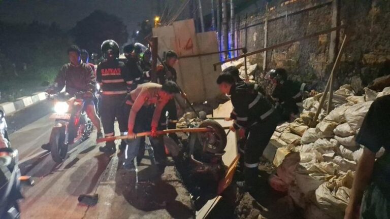 Pria di Bogor Dikeroyok Gerombolan Motor, Tercebur ke Lubang Galian Saat Berkendara