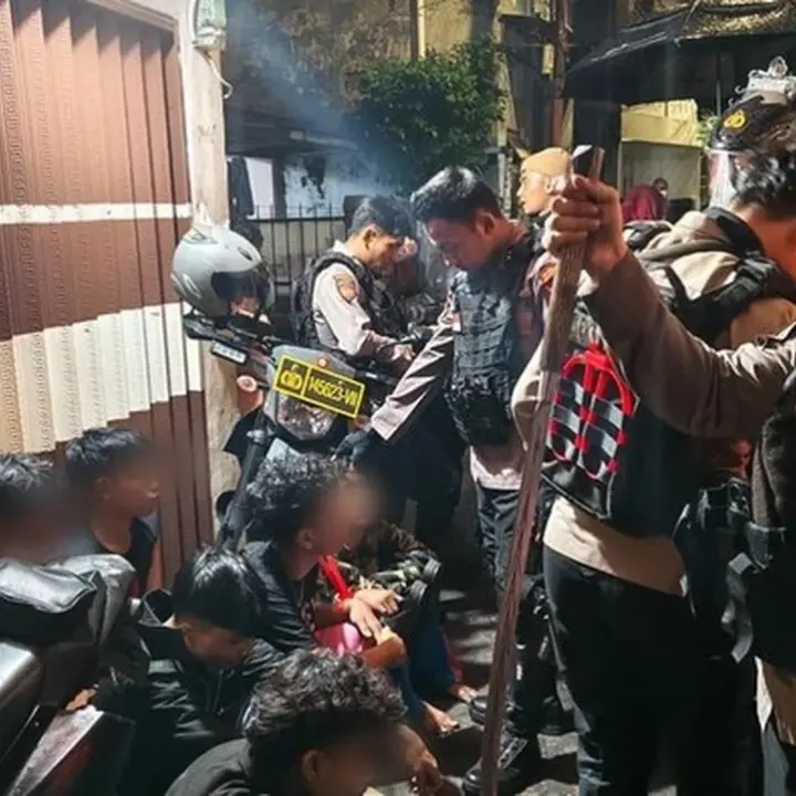 7 Remaja Diamankan di Jakbar Diduga Hendak Tawuran, Celurit dan Corbek Disita