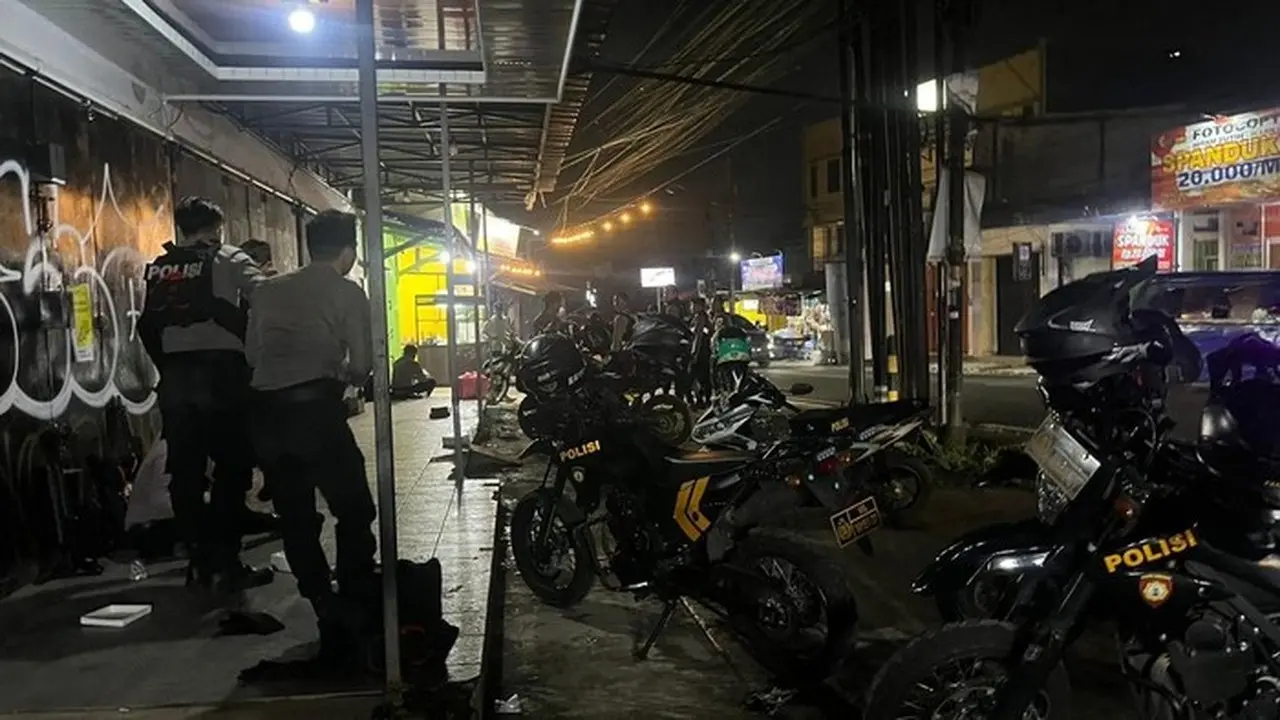 Foto: Polisi Siaga Di Lokasi Keributan Suporter Persija Dan Persib Di Depok. (dok.istimewa)