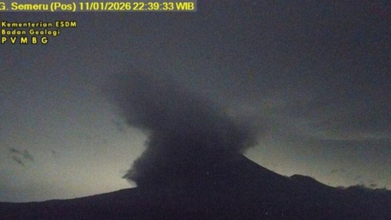 Gunung Semeru Kembali Erupsi Dahsyat, Luncurkan Awan Panas Sejauh 5 Kilometer Gunung Semeru Kembali Erupsi Dahsyat, Luncurkan Awan Panas Sejauh 5 Kilometer