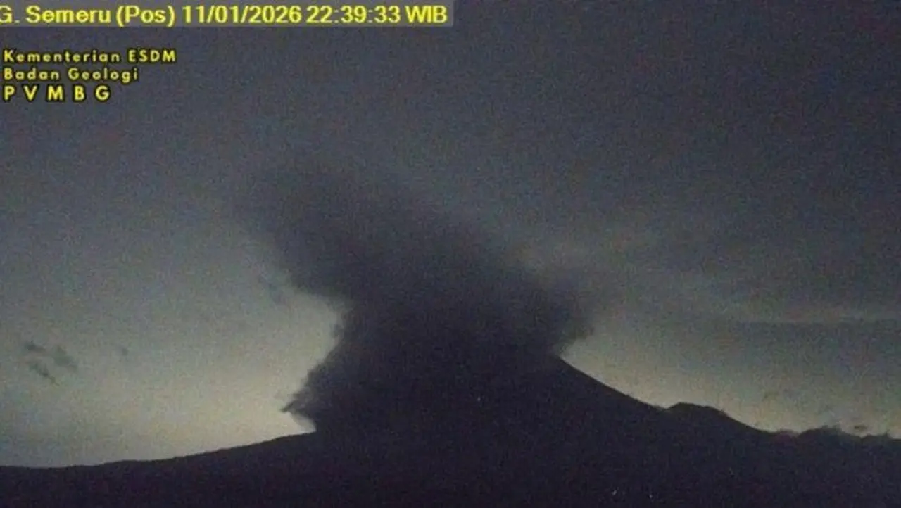 Foto: Gunung Semeru Erupsi Dengan Meluncurkan Awan Panas Guguran Sejauh 5 Kilometer Pada Minggu (11/01/2026) Malam. Antara/ho Pvmbg