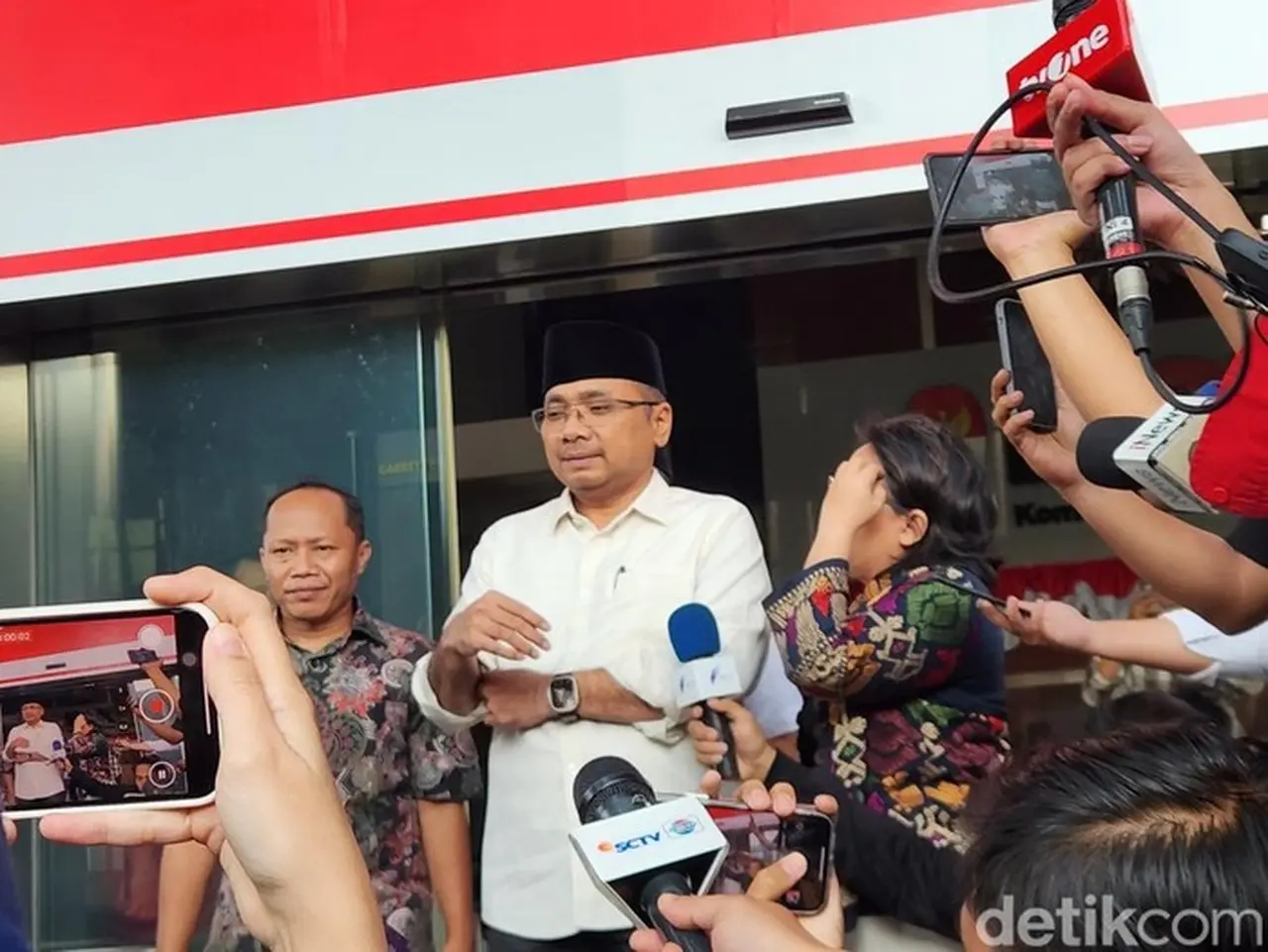 Foto: Eks Menteri Agama Yaqut Cholil Qoumas Saat Selesai Diperiksa Kpk Terkait Kasus Korupsi Kuota Haji 2024. (adrial/detikcom)